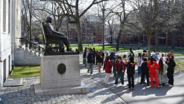 天载配资 特朗普“断粮”，藤校要有大麻烦？坐拥532亿美元基金的哈佛，被22亿美元拨款逼急了！耶鲁大学直接85折甩卖资产套现