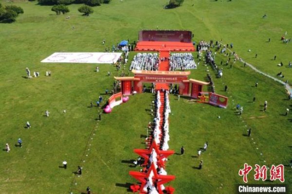 信通配资 重庆75对新人举行集体军婚 共读誓言情定仙女山